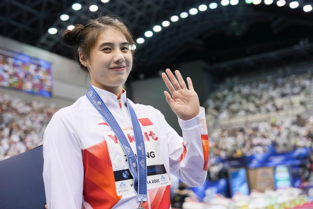 阿拉伯联合酋长国选手击败对手获得游泳女子比赛冠军的简单介绍