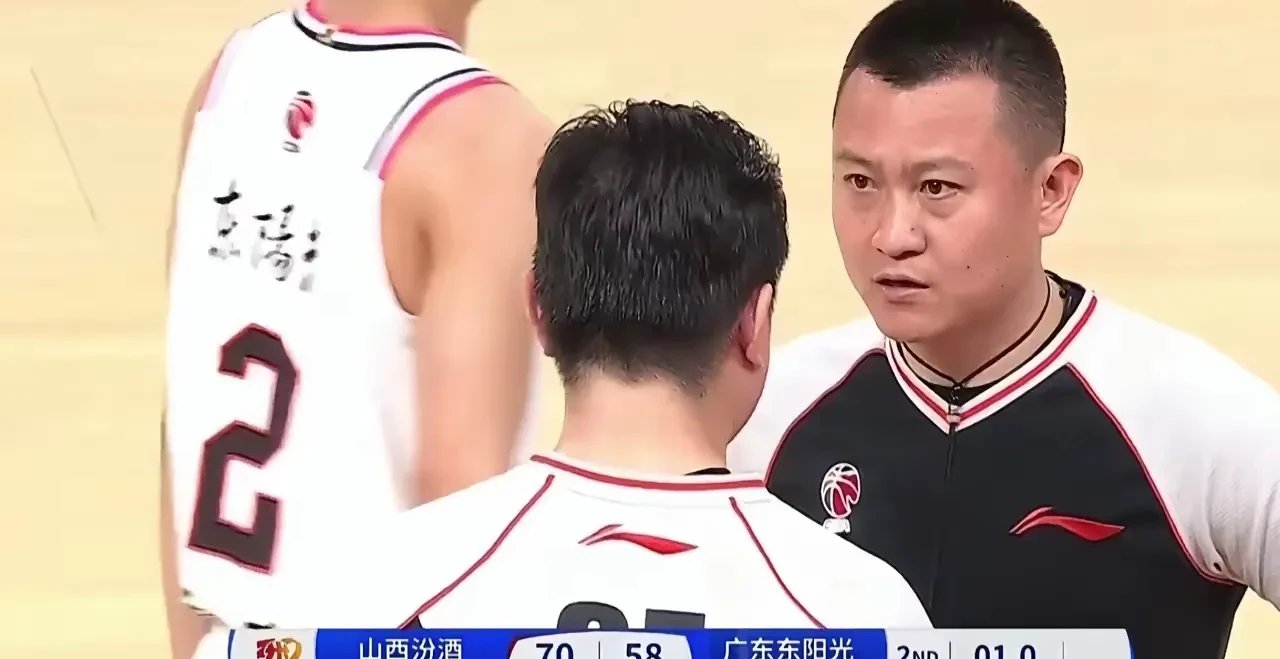 一场激烈的比赛以微弱差距结束，引发争议
